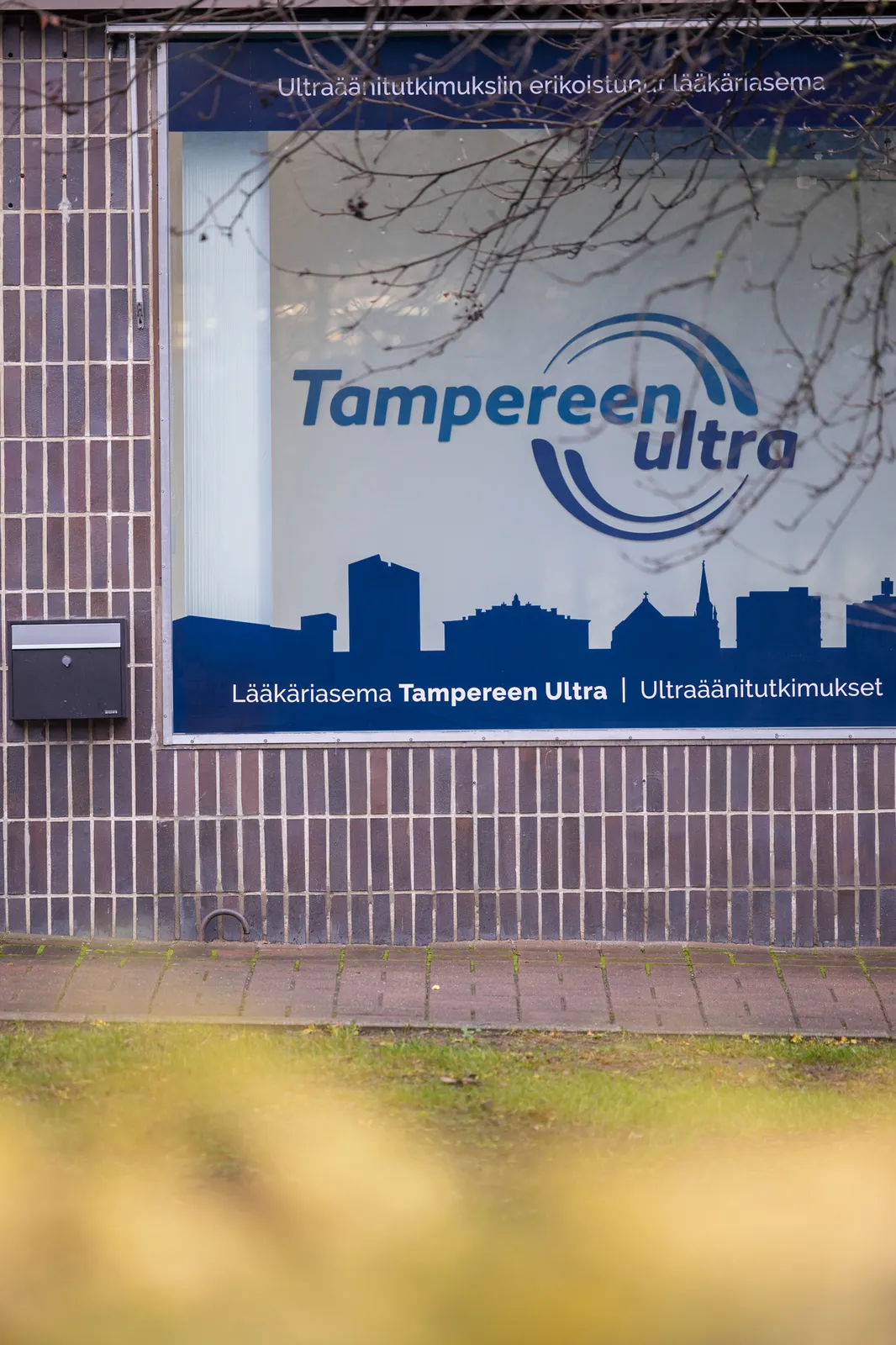 Tampereen Ultran ikkuna katutasossa